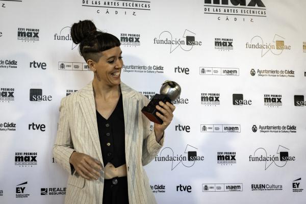 ABOUT CLOSCA LAURA AW 2023 MAX-MEJOR-ILUMINACION ROJOS CLOSCA